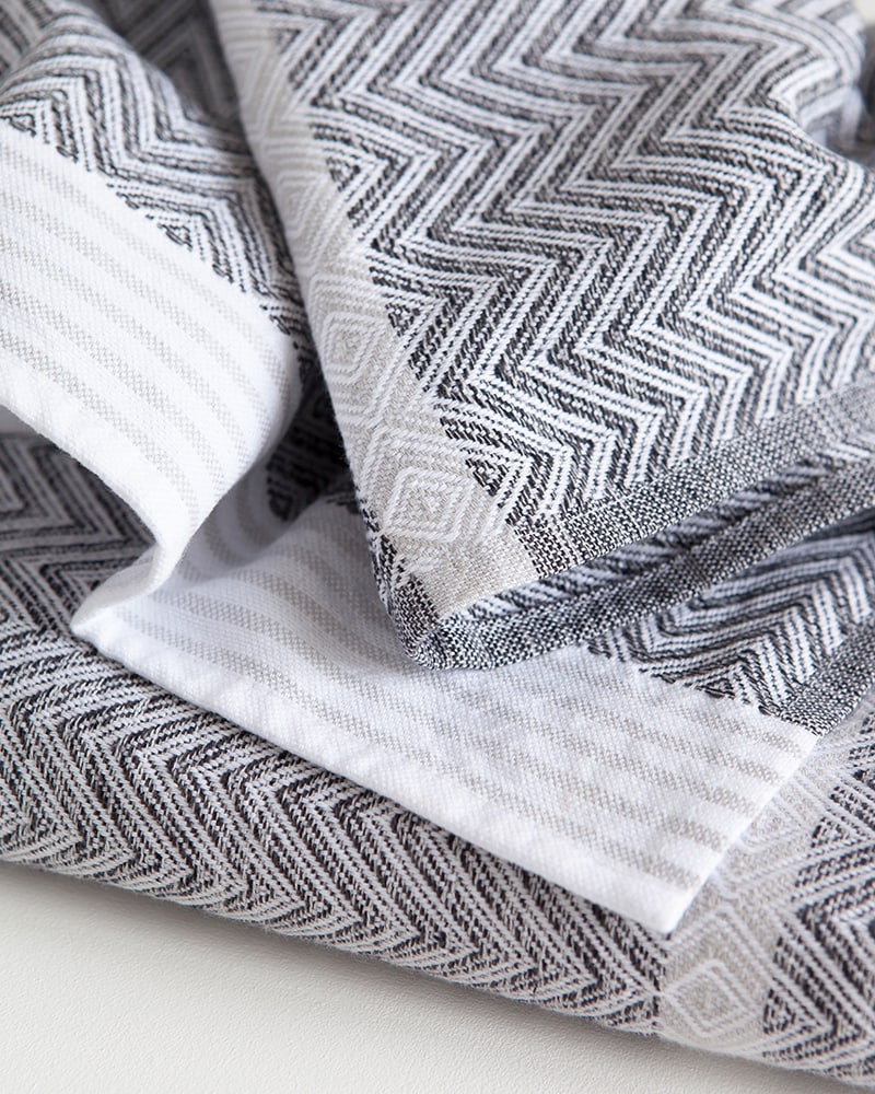 Mungo Tawulo in Thunder Grey colourway. Quality flatweave towel