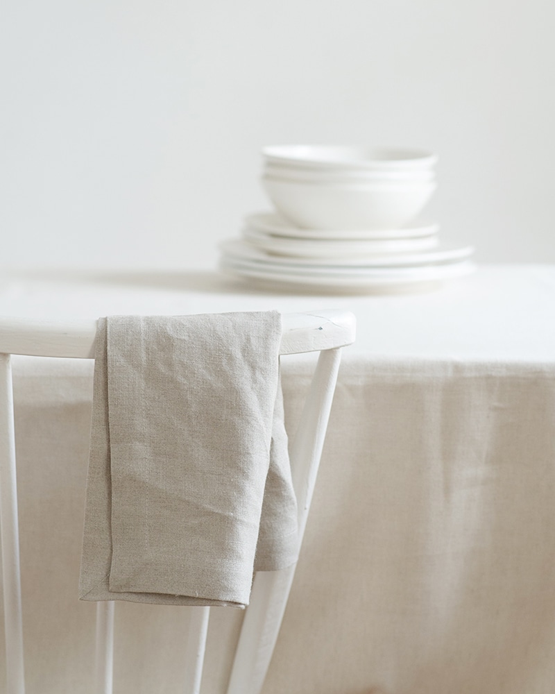 Mungo kinsail tablecloth and napkins paired with a white crockery for the perfect minimalist table setting, quality table linen woven at the Mungo Mill in Plettenberg Bay