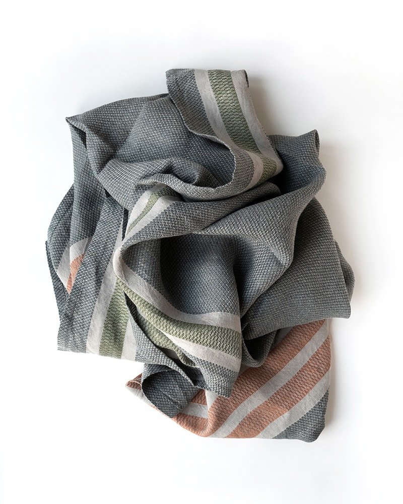 Mungo Flax Towel in Graphite. Woven with pure linen.