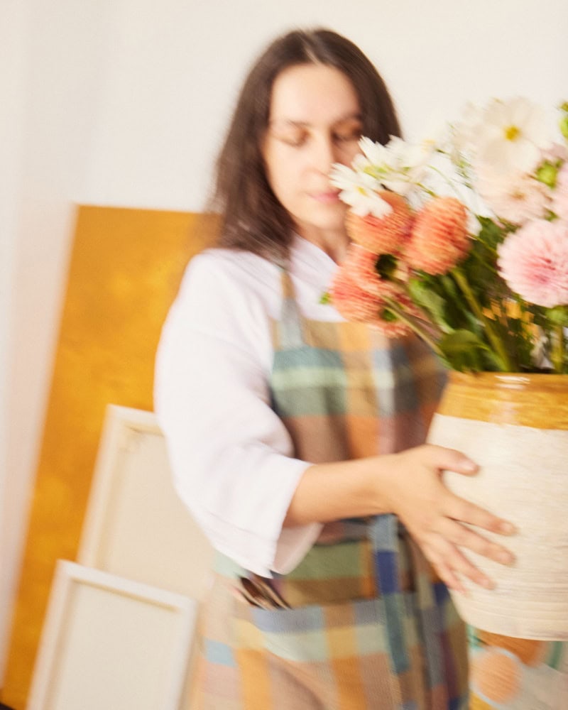 Blurred photo of Lene Ehlers holding a bouquet of flowers